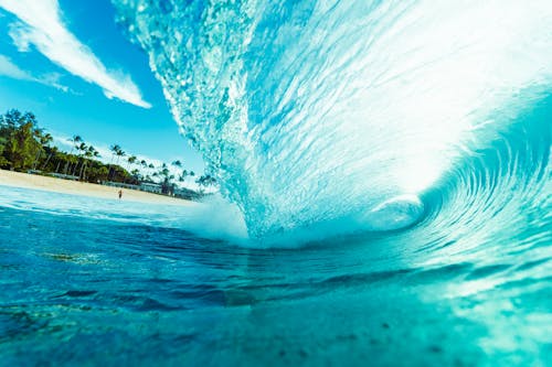 Ondas Do Oceano Azul Sob O Céu Azul