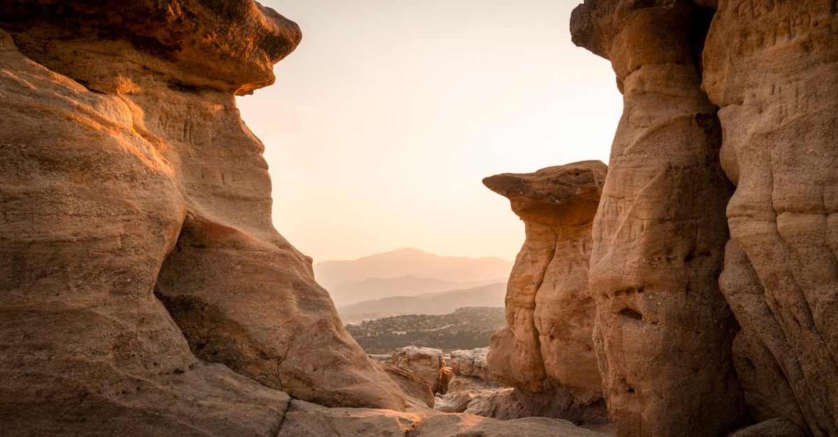 A beautiful sunrise over sandstone formations in Colorado Springs, showcasing natural beauty and geological wonder.