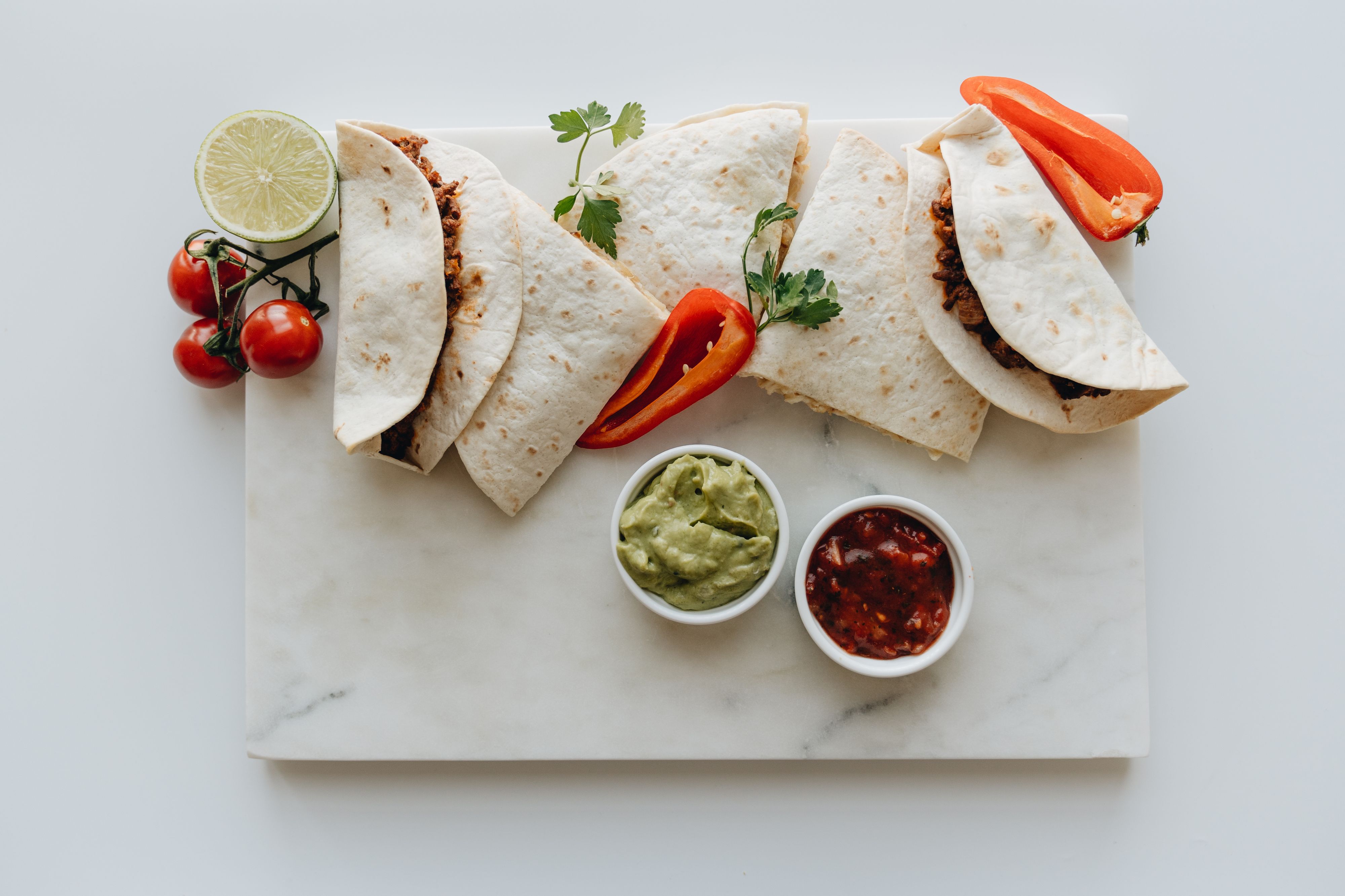 Vue de dessus de tacos mexicains avec guacamole et salsa fraîche