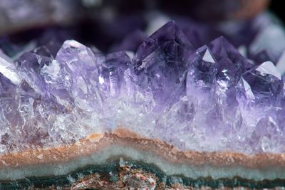 Close-up of a violet amethyst crystal band in raw agate, photo by Jason Deines on Pexels