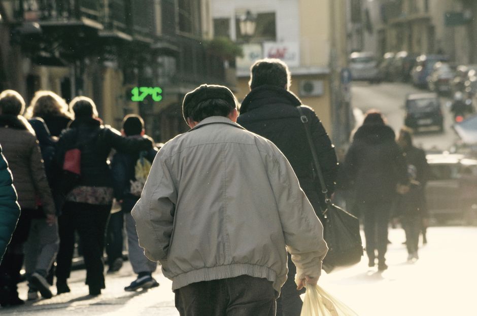 Una escena bulliciosa de la calle en Palermo, capturando la vida urbana con personas caminando.