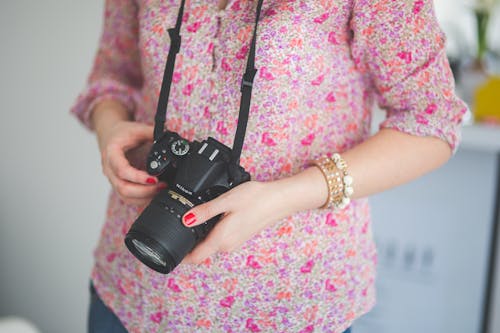 Free Female photographer holding a dslr camera Stock Photo