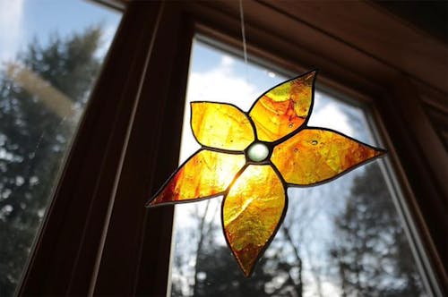 Бесплатное стоковое фото с искусственные цветы, окно, свет окна