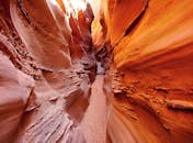 红石峡谷的狭窄景色令人惊叹，展现了自然侵蚀和地层的力量