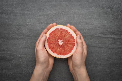 Kostnadsfri bild av citrusfrukt, grapefrukt, håller