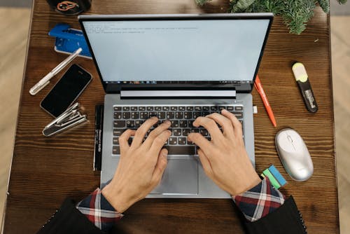 Fotobanka s bezplatnými fotkami na tému drevený stôl, kancelárske potreby, notebook