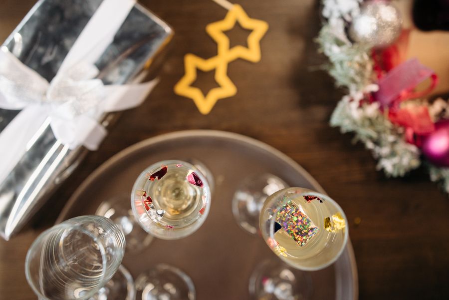 Flûtes à champagne et cadeau argenté sur une table en bois