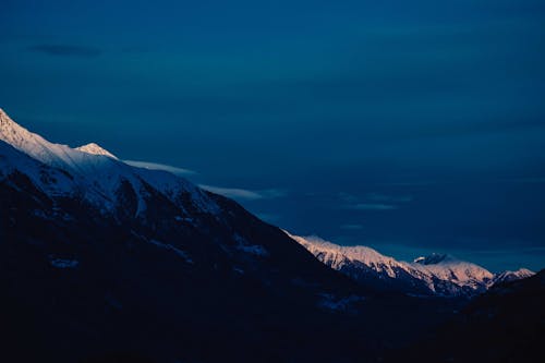 Montanha Coberta De Neve Sob O Céu Azul