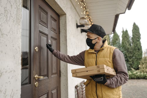 Kostnadsfri bild av coronavirus, deliveryman, dörr