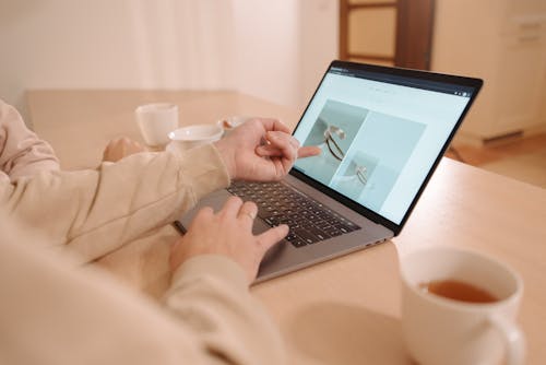 Бесплатное стоковое фото с компьютер, ноутбук, руки