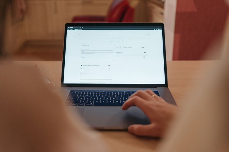 Web sitesinde müşteri yolculuğu haritasını gösteren şematik grafik, dönüşüm adımları