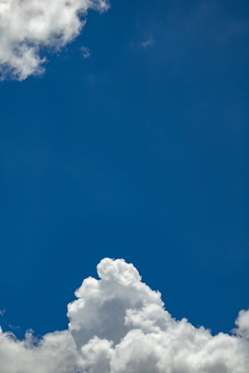Ilmainen kuvapankkikuva tunnisteilla pilvet taivas, pystysuuntainen laukaus, sininen taivas