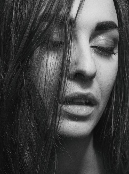 Free Close-up black and white portrait of a woman with eyes closed, conveying emotion. Stock Photo