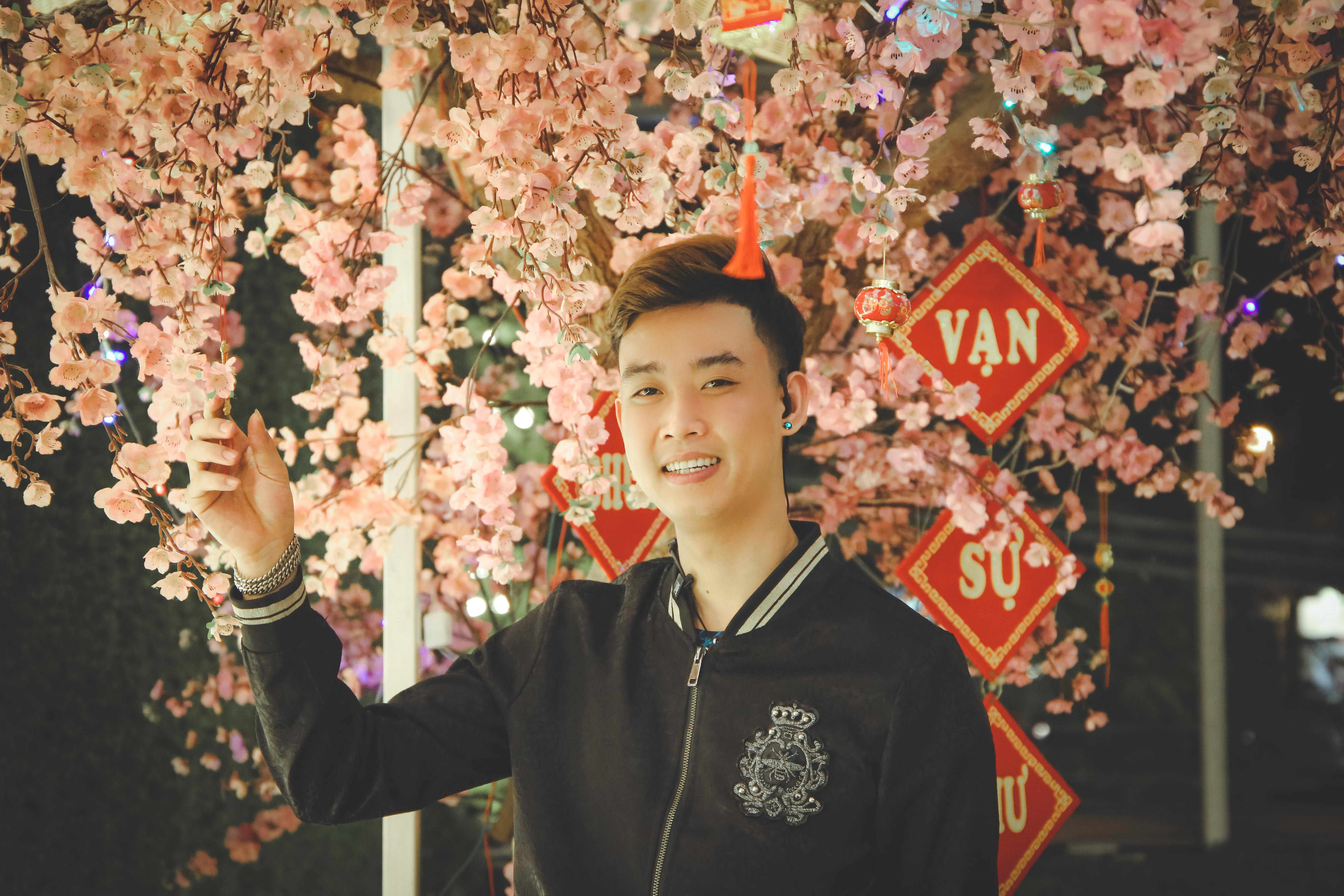 The Clover Paradox: Is Your Van Cleef Alhambra a Timeless Talisman or a Ticking Trend?