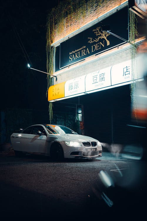 Weiße Limousine Auf Der Straße Während Der Nachtzeit