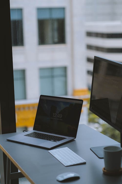 Macbook Pro Auf Weißem Tisch