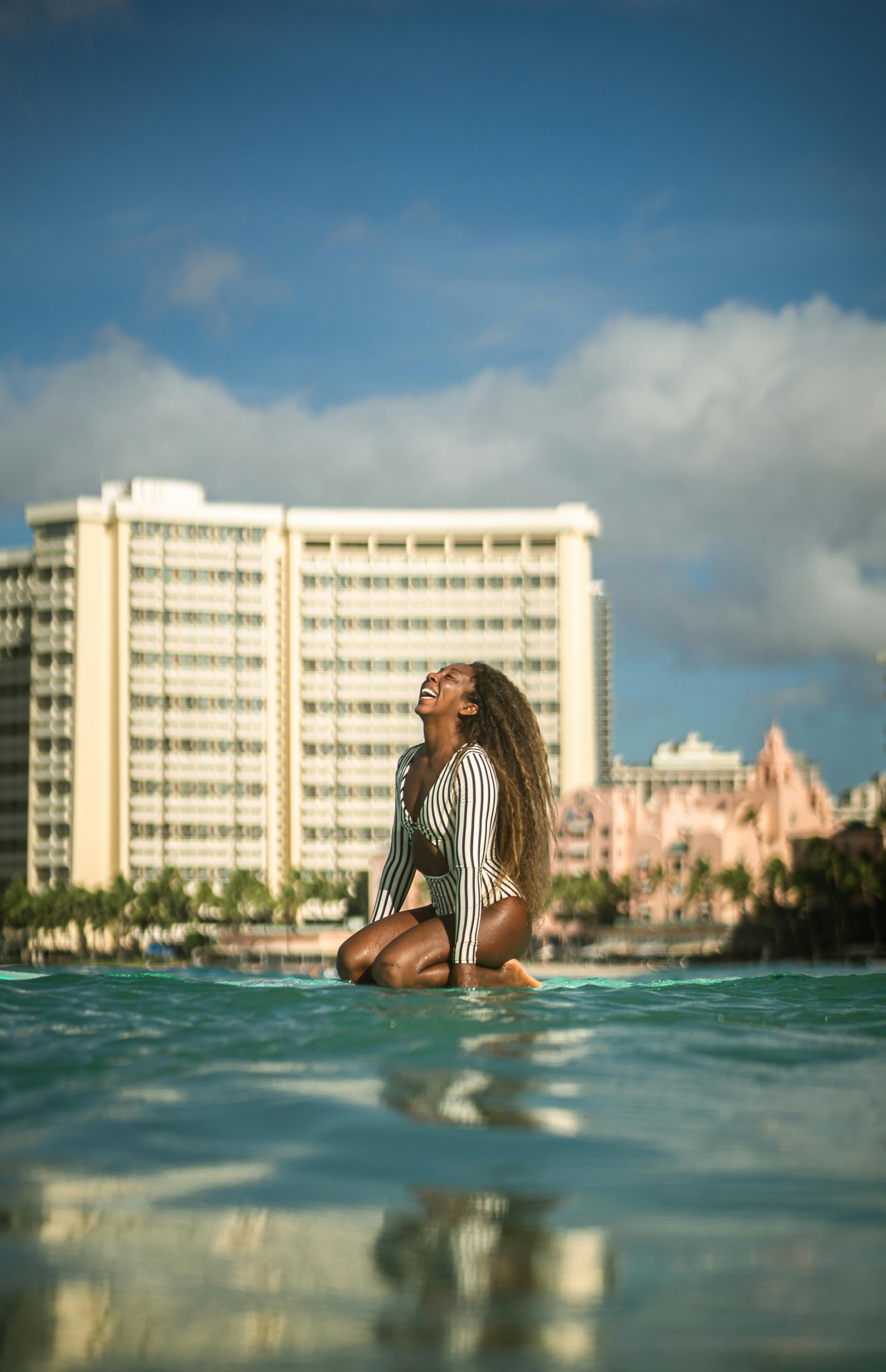 걱정 없는, 곱슬머리, 긍정적인의 무료 스톡 사진