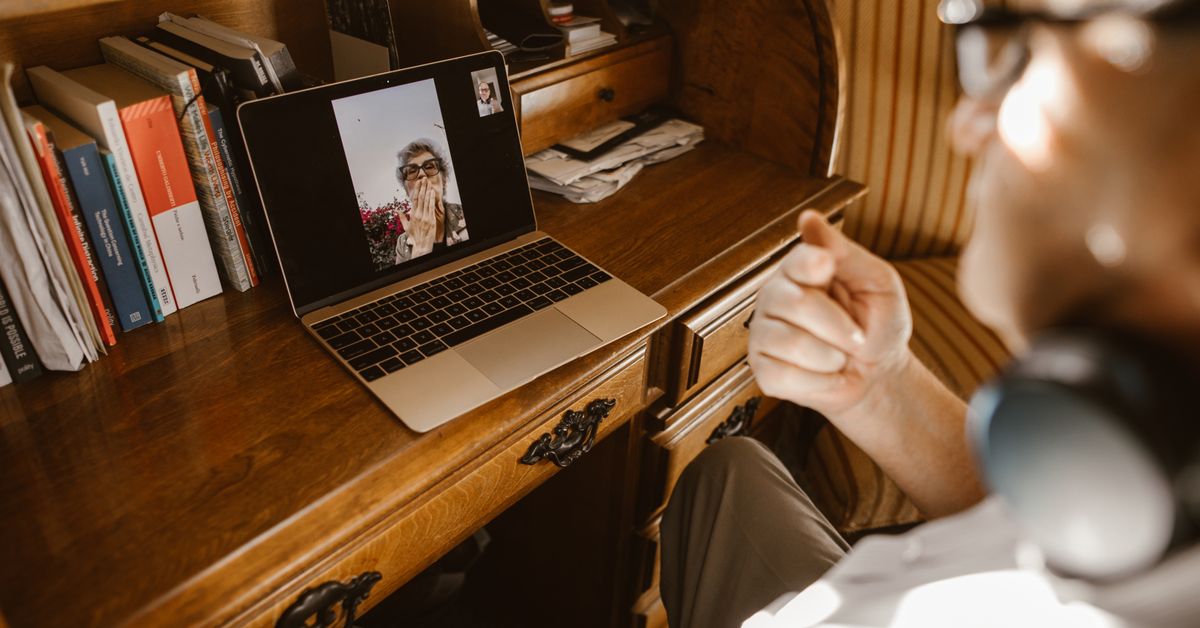 pacar LDR berbicara melalui video call dan laptop