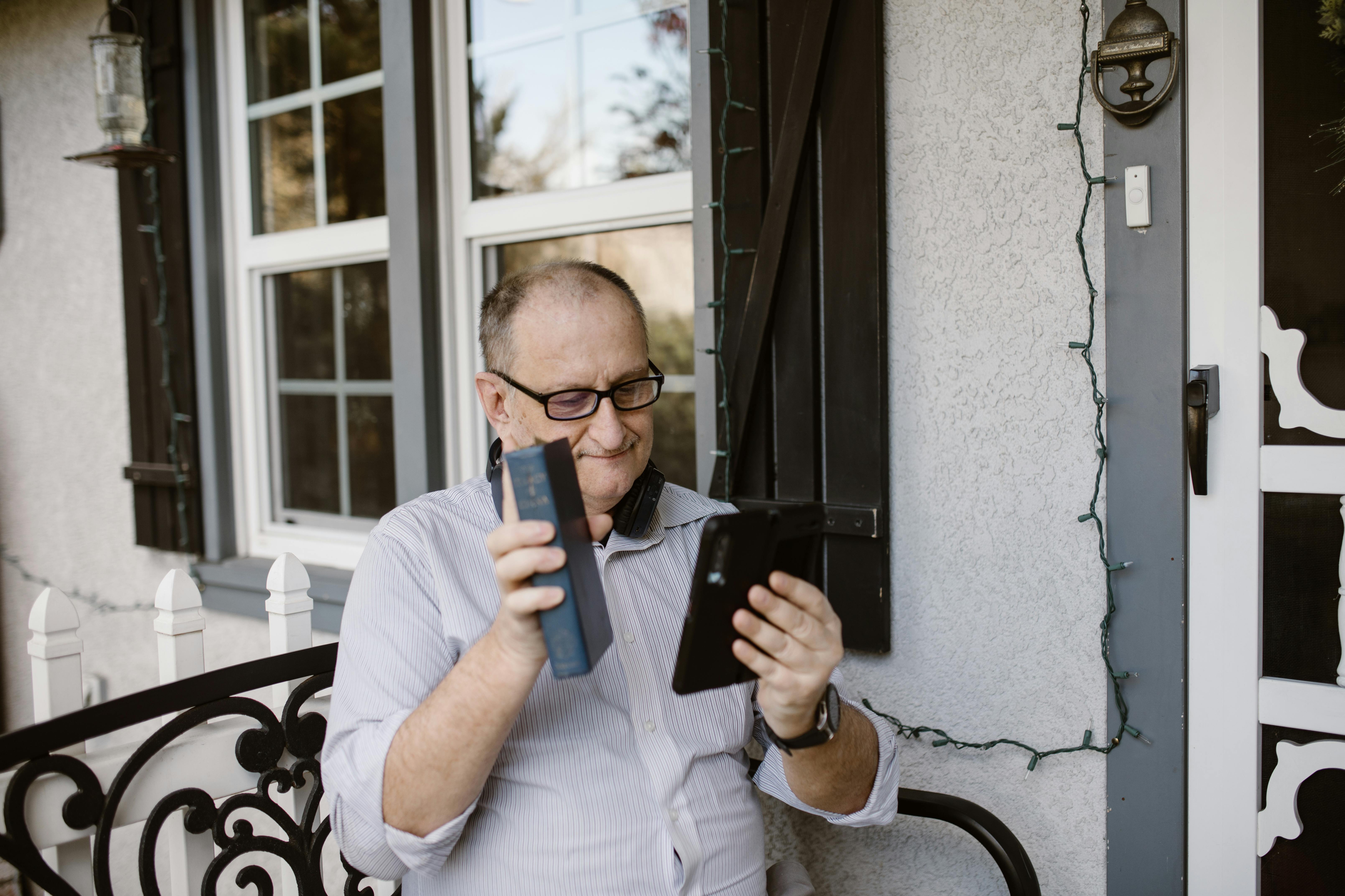 man couple love smartphone