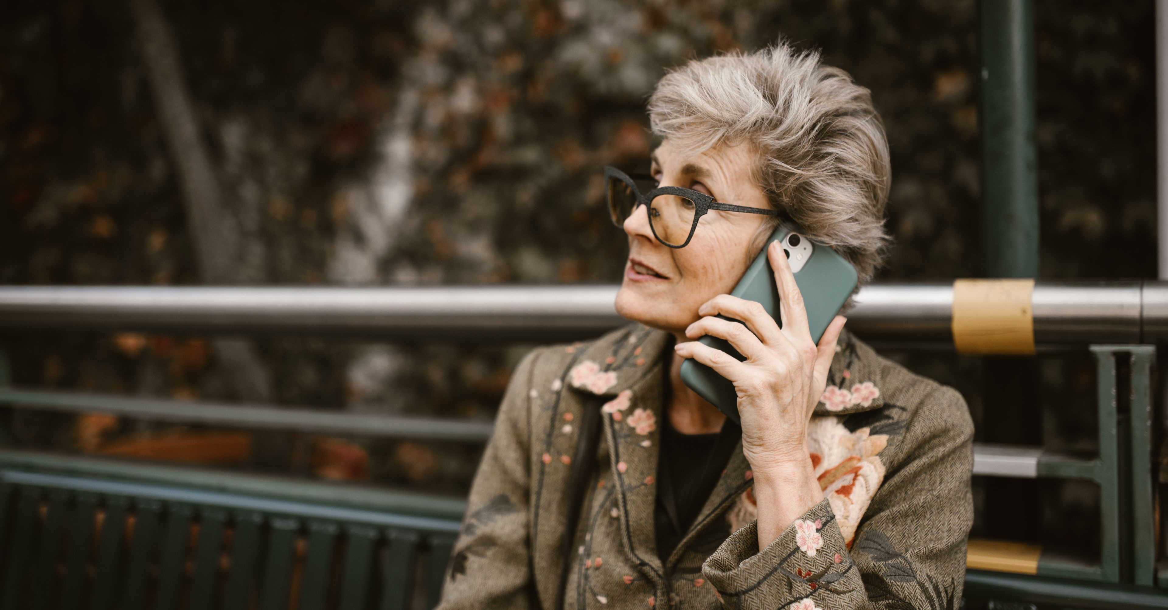 Starsza osoba rozmawiająca przez telefon