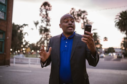 Gratis stockfoto met Afro-Amerikaanse man, apparaatje, communicatie Stockfoto
