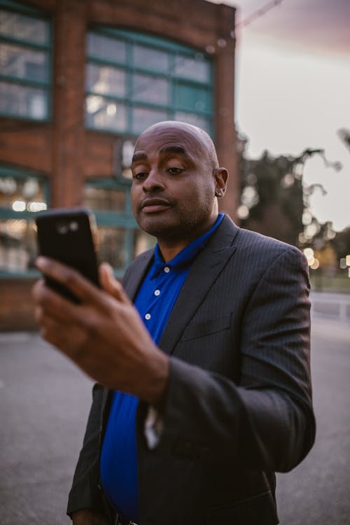 Gratis stockfoto met Afro-Amerikaanse man, apparaatje, communicatie Stockfoto