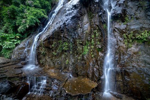Malerischer Wasserfall & Klippe – Naturmotiv als Hintergrundbild