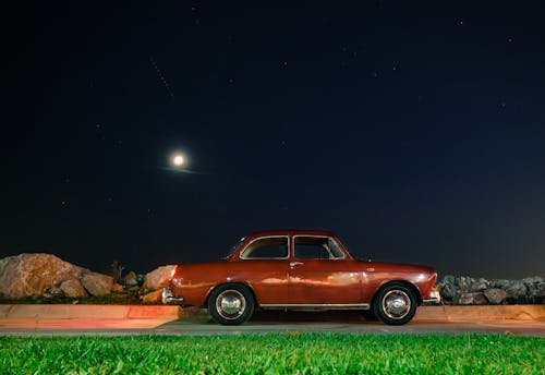 Безкоштовне стокове фото на тему «автомобіль, класичний автомобіль, місяць»