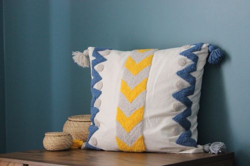 Free A modern throw pillow with chevron pattern and tassels, perfect for cozy interiors. Stock Photo