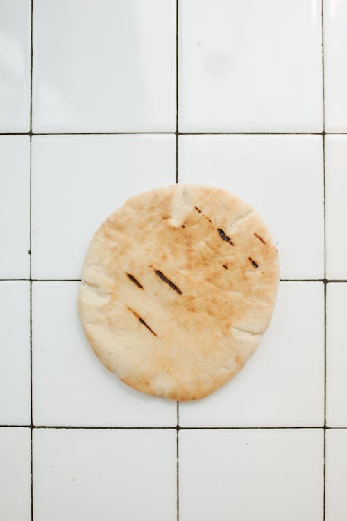 Darmowe zdjęcie z galerii z białe tło, chips, chleb