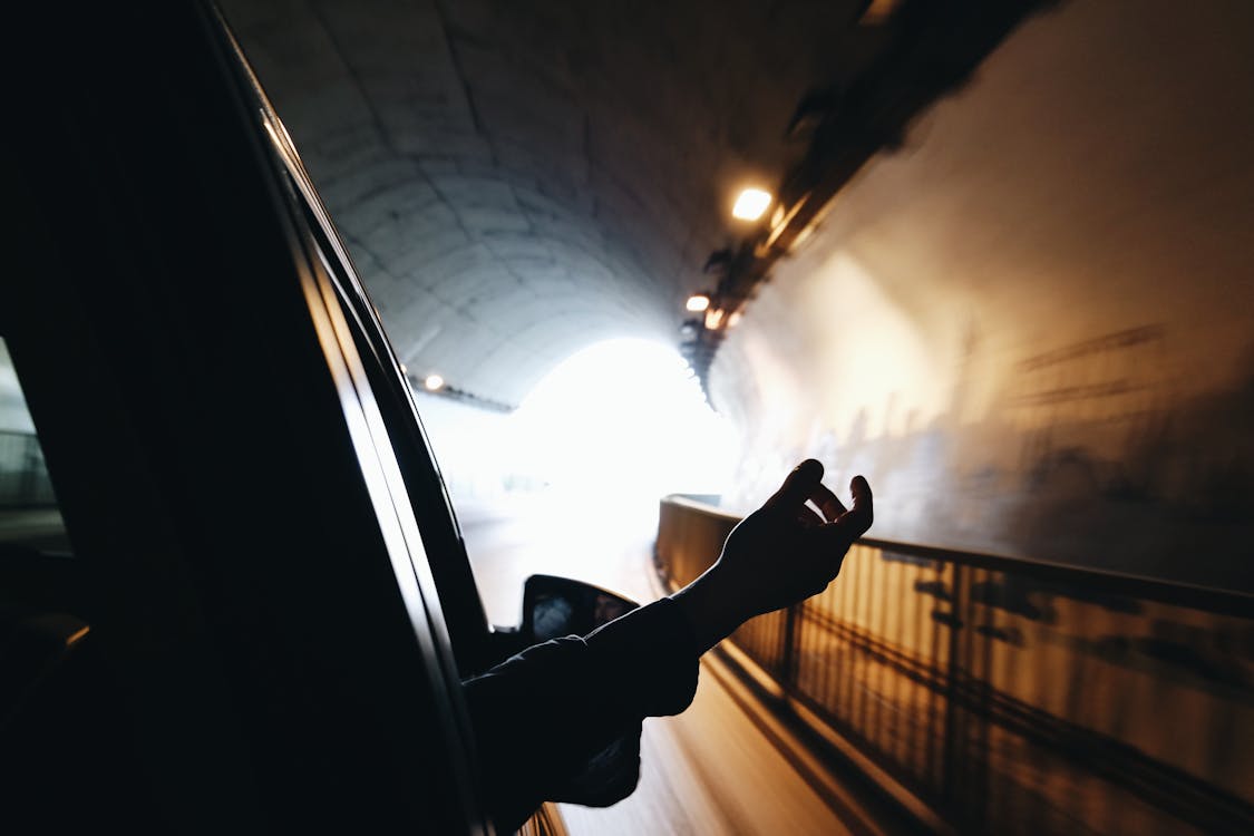 Kostenlos Person Zeigt Hände Während Der Fahrt Innerhalb Des Tunnels Stock-Foto