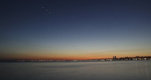 海邊的建築物圖片