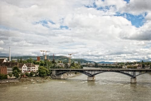 Bezpłatne Most Wiszący łączący Miasto Zdjęcie z galerii