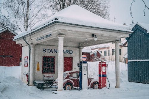 Foto d'estoc gratuïta de cobert de neu, gasolinera, gelat