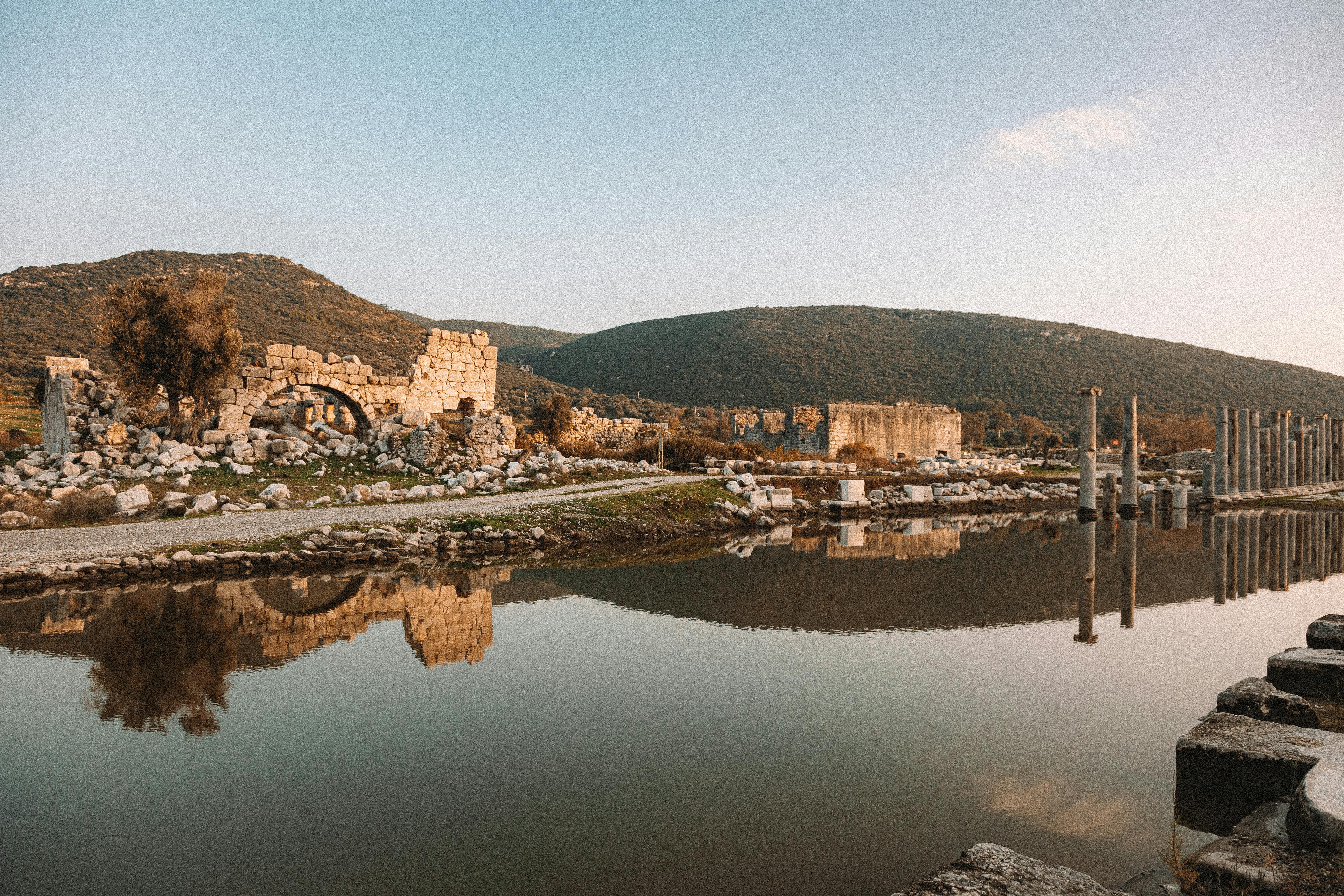 Lacul Roșu: oglinzi lăptate și scufundări istorice