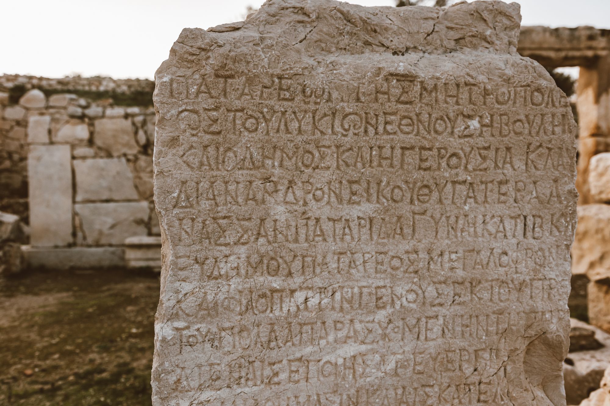 Bloque de piedra antiguo con caracteres tallados y desgastados por la erosión