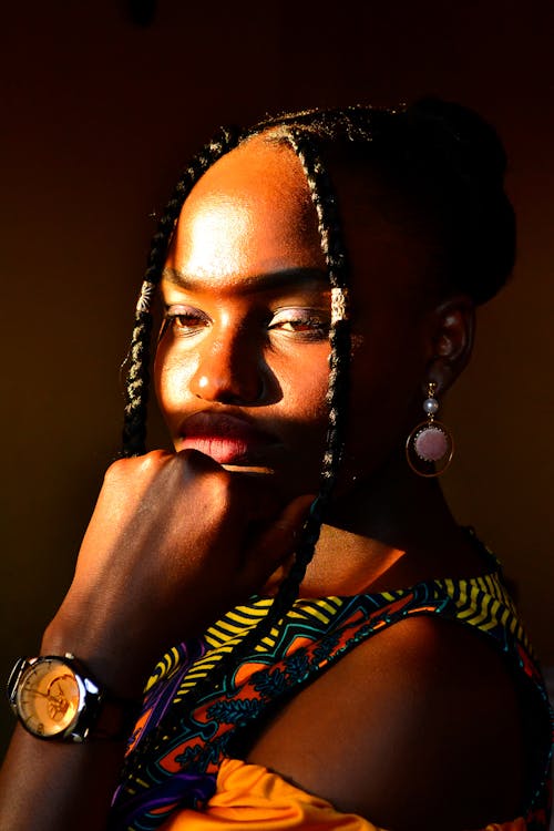 無料 あごに手を, アフリカ人女性, ウガンダの無料の写真素材 写真素材