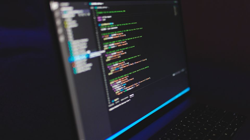 Monitor exibindo um programa de computador em uma tela escura.