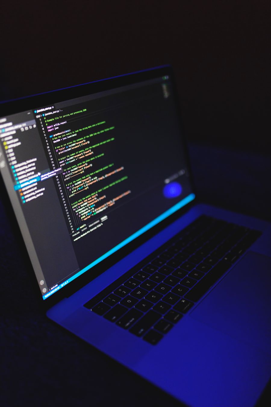 Detalle de código en pantalla oscura