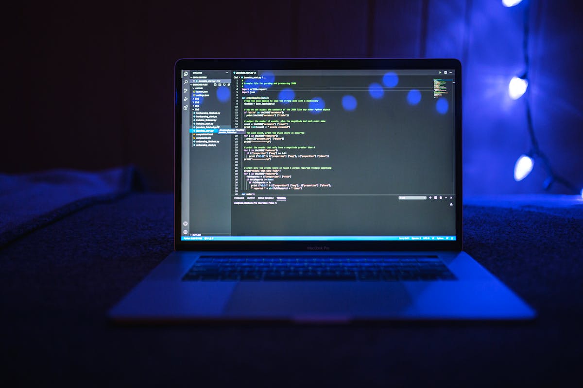 Codice sorgente visibile sullo schermo di un laptop con righe evidenti