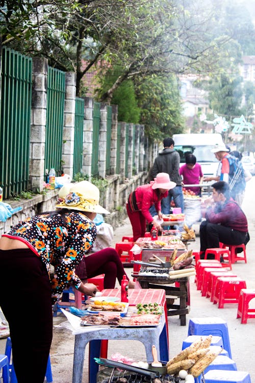 Foto d'estoc gratuïta de cadires, carrer, comerç