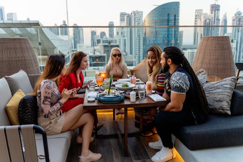 Fotobanka s bezplatnými fotkami na tému četovanie, Dubaj, ľudia