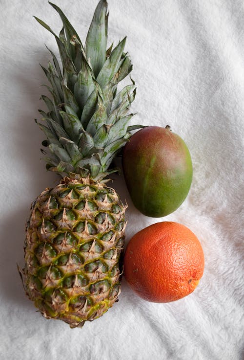 Bezpłatne Darmowe zdjęcie z galerii z ananas, biała powierzchnia, owoc cytrusowy Zdjęcie z galerii