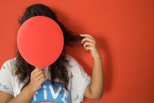 Gratis lagerfoto af ballon, oprigtig fotografering, rød baggrund