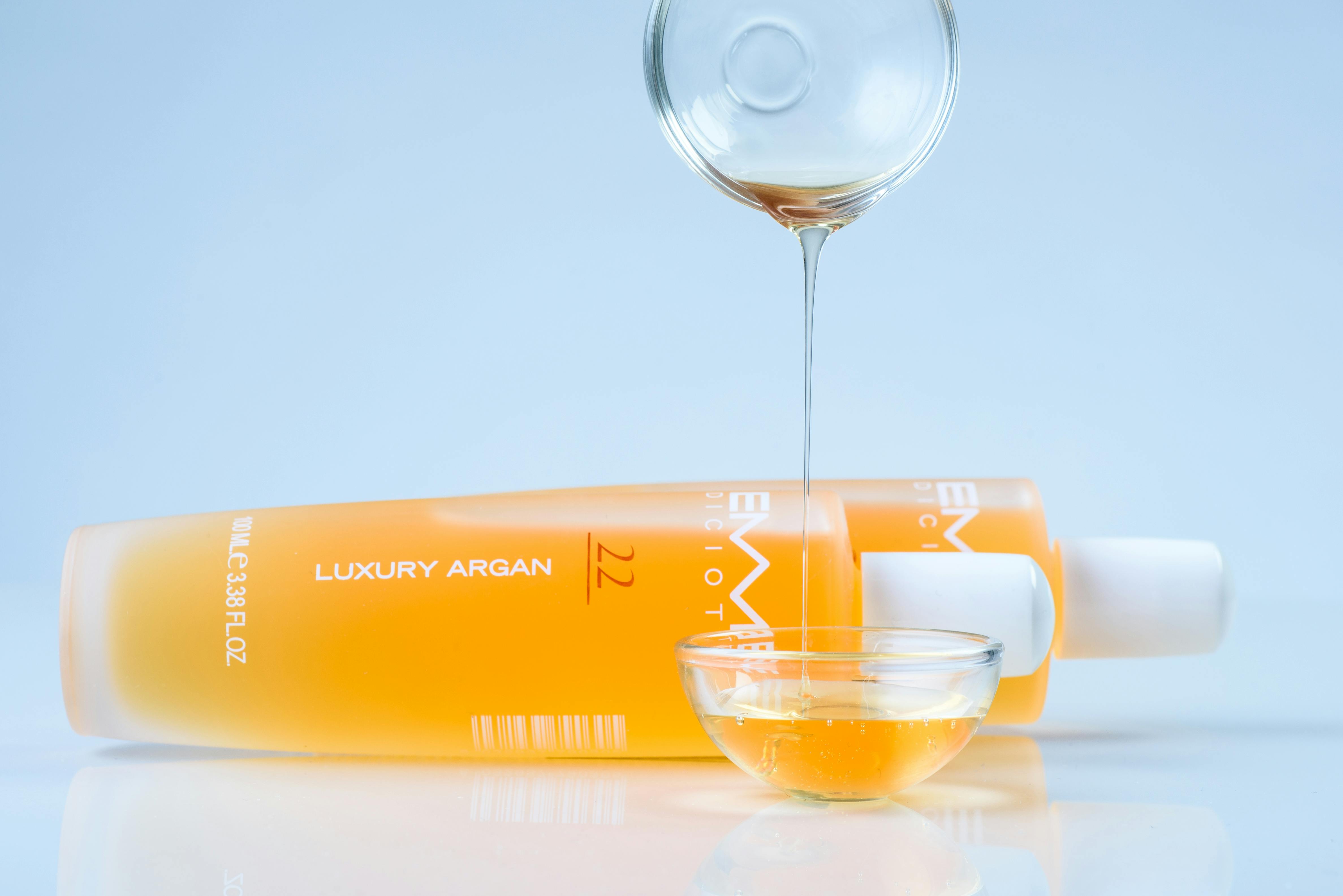 Ahşap zemin üzerinde damlalıklı cam şişede doğal turp tohumu yağı ve yanında serpiştirilmiş turp tohumları.