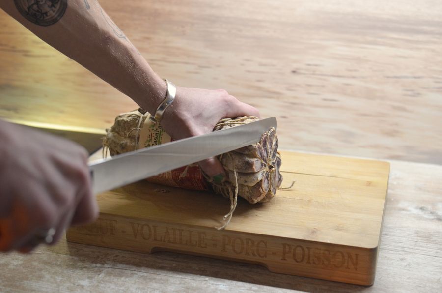 Corte de jamón sobre soporte jamonero profesional