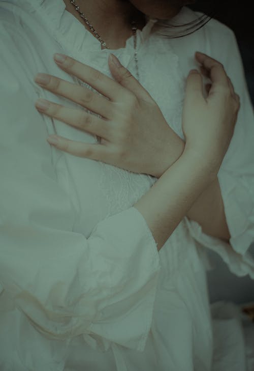 Gratis lagerfoto af hænder, hvid kjole, iført
