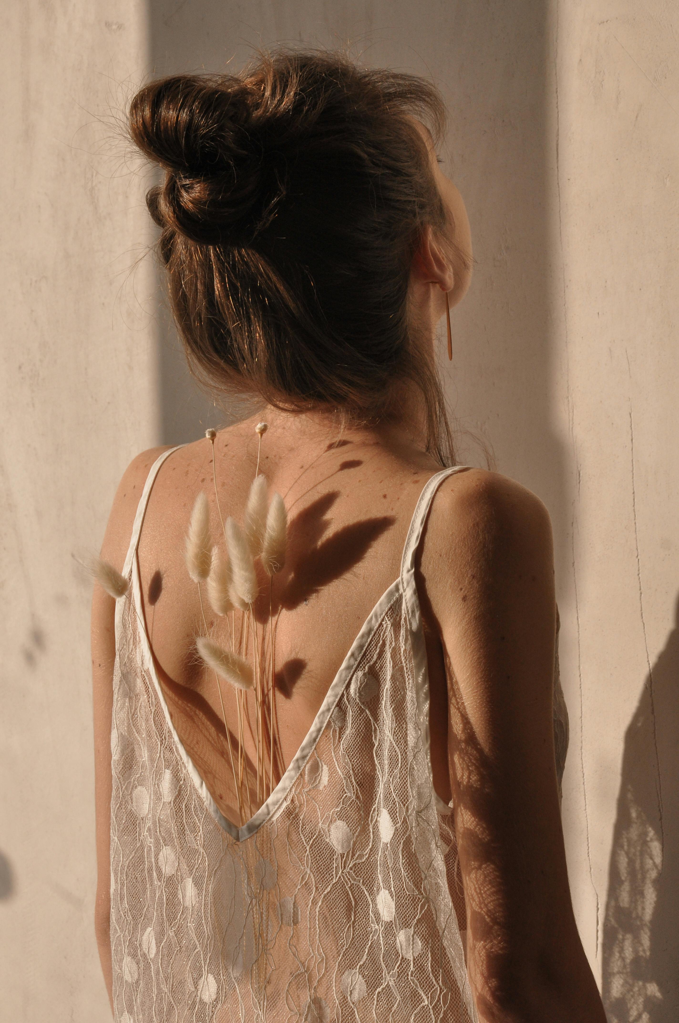 Gratis Wanita Dengan Atasan Tali Spaghetti Renda Putih Foto Stok