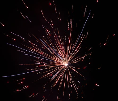 Foto profissional grátis de centelha, fogos de artifício, fundo preto