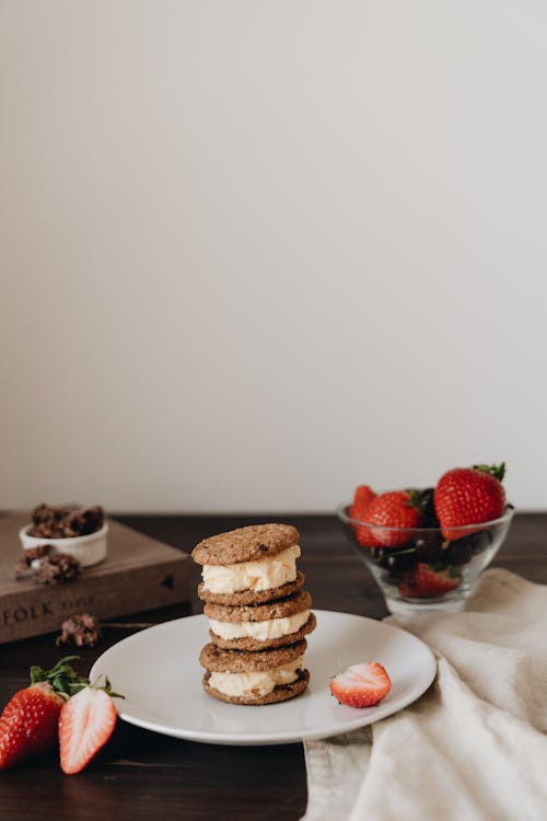 Gratis stockfoto met aardbeien, biscuits, bord